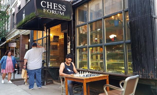 Un ajedrecista intenta romper récord del maratón más largo de ajedrez en Nueva York