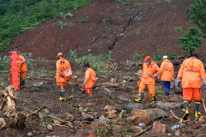 Mueren 19 personas por desprendimientos de tierra en Indonesia