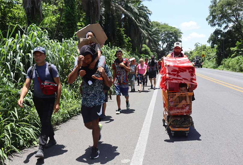 Migrantes y religiosos realizan veladas contra la xenofobia en la frontera sur de México