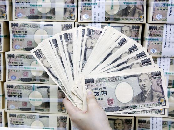 El yen sobrepasa las 153 unidades por dólar por primera vez en 34 años