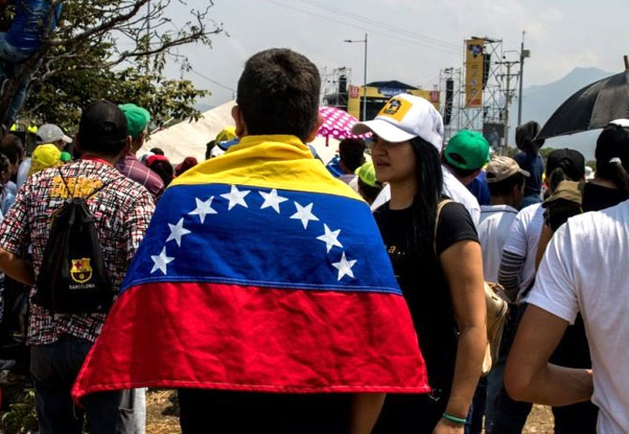 Presionar a Maduro sin disparar la migración venezolana, el dilema de Biden