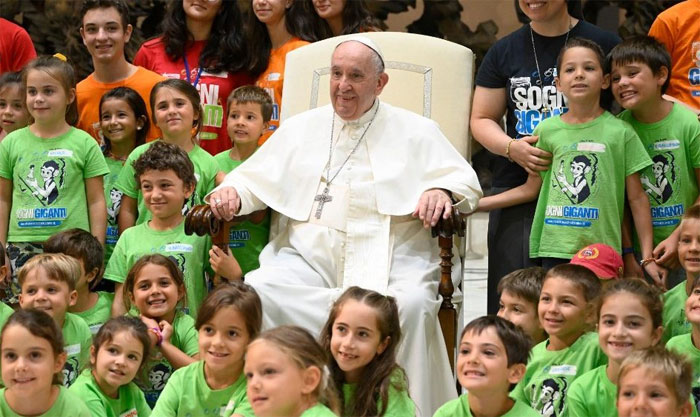 El papa pide a los niños ser «artesanos de paz» y «no perder tiempo en redes sociales»
