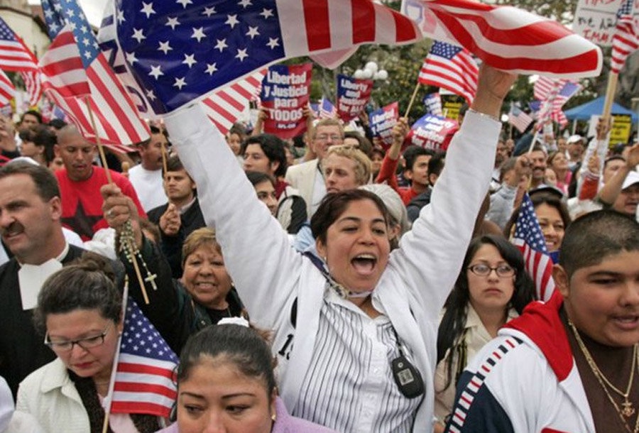 Los latinos en EEUU siguen enfrentando estereotipos y barreras laborales, dice estudio