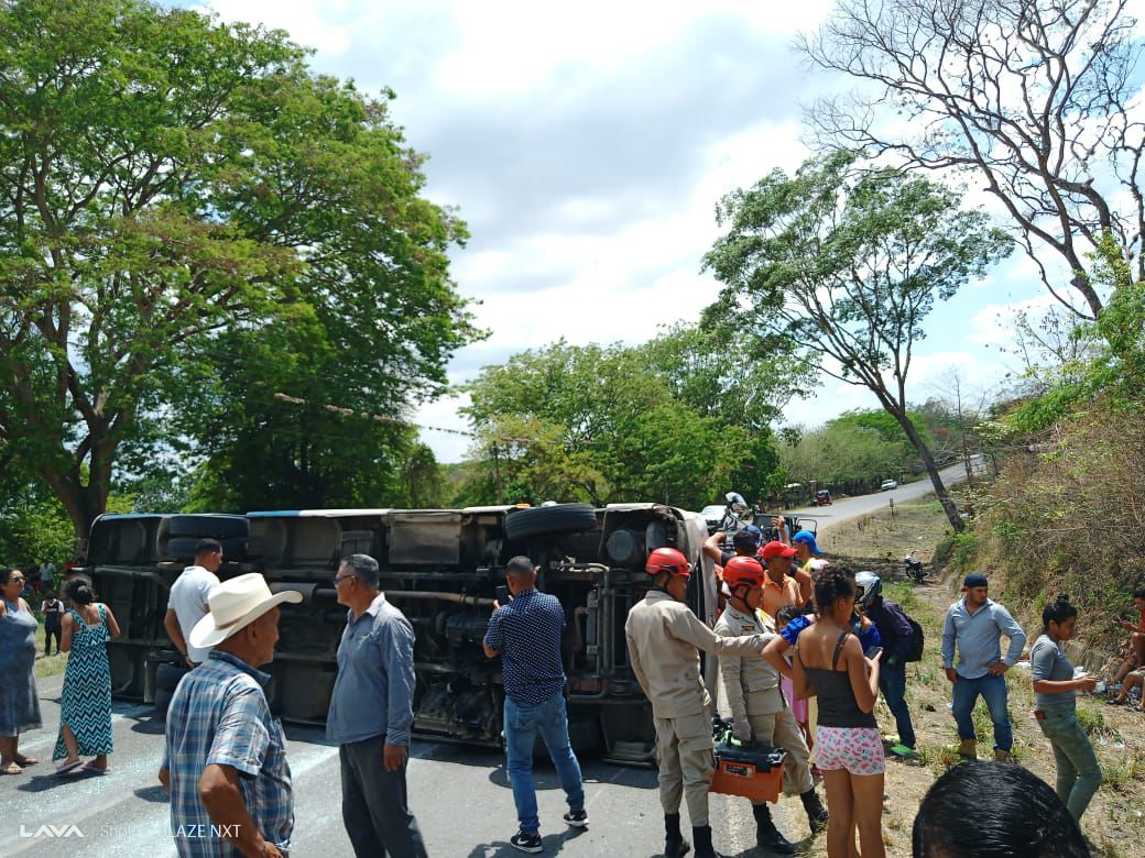 Varios heridos tras volcar bus en Olancho