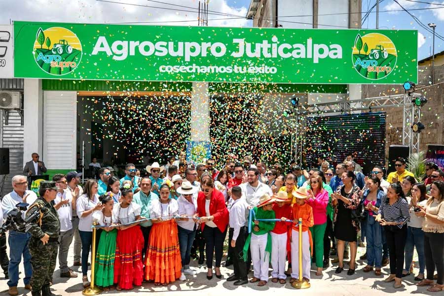 Presidenta Castro inaugura tienda de productos agrícolas a bajo costo denominada AGROSUPRO