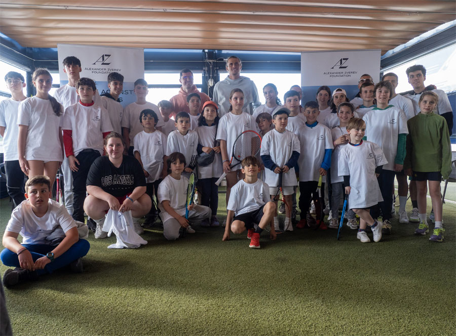 Alexander Zverev impacta contra la diabetes en un clínica con niños en Madrid