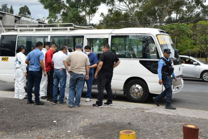 Matan a pasajero en interior de bus en la capital