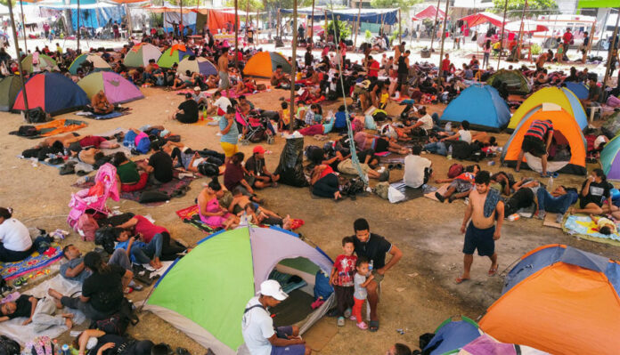 Miles de migrantes arman un campamento en el norte de México tras operativos en los trenes