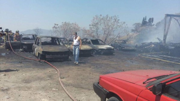 Cinco carros fueron alcanzados por incendio de zacatera en carretera al sur