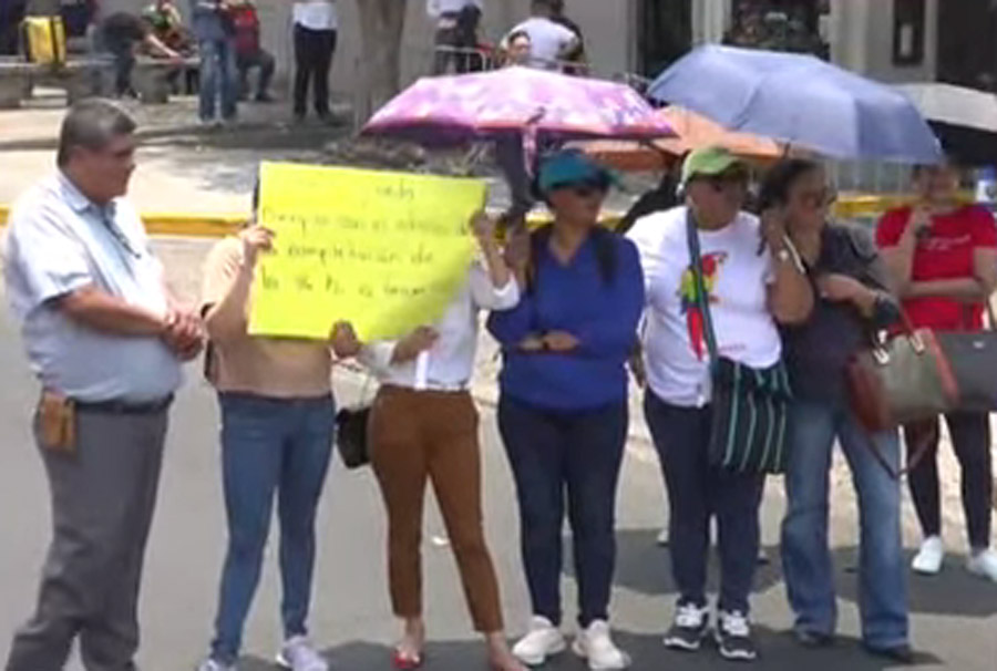 Grupo de docentes protestan frente a Casa Presidencial
