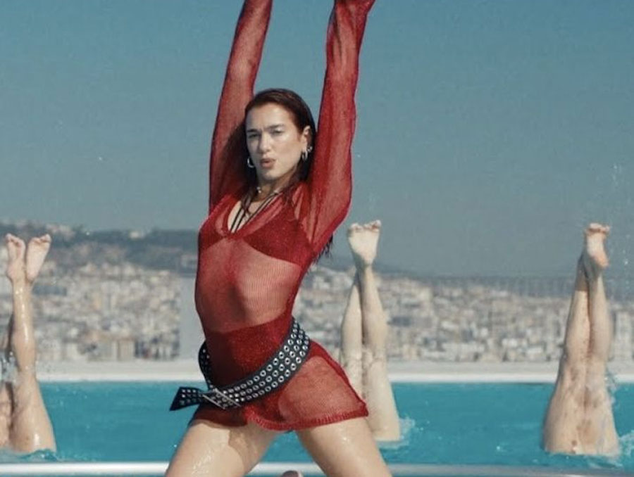 Dua Lipa homenajea a Kylie Minogue con un vídeo en unas piscinas de Barcelona