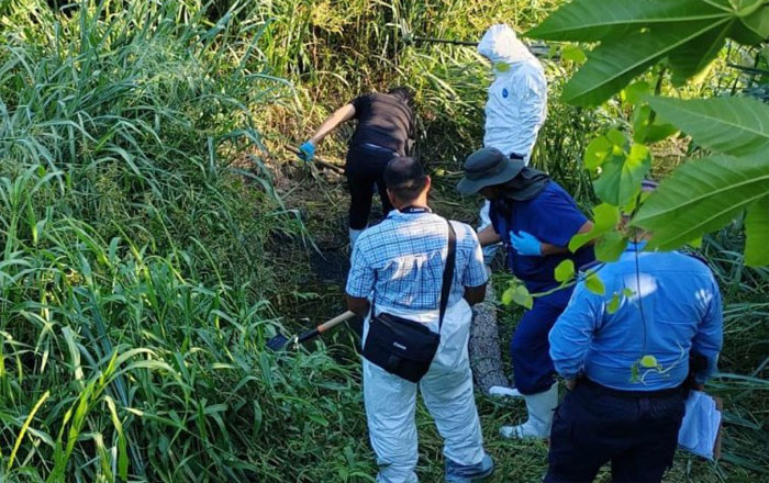 Realizan exhumación del cadáver de una joven estudiante ultimada en cancha de fútbol en Choloma