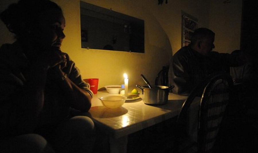 Ecuador suspende jornada laboral de jueves y viernes en medio de crisis energética