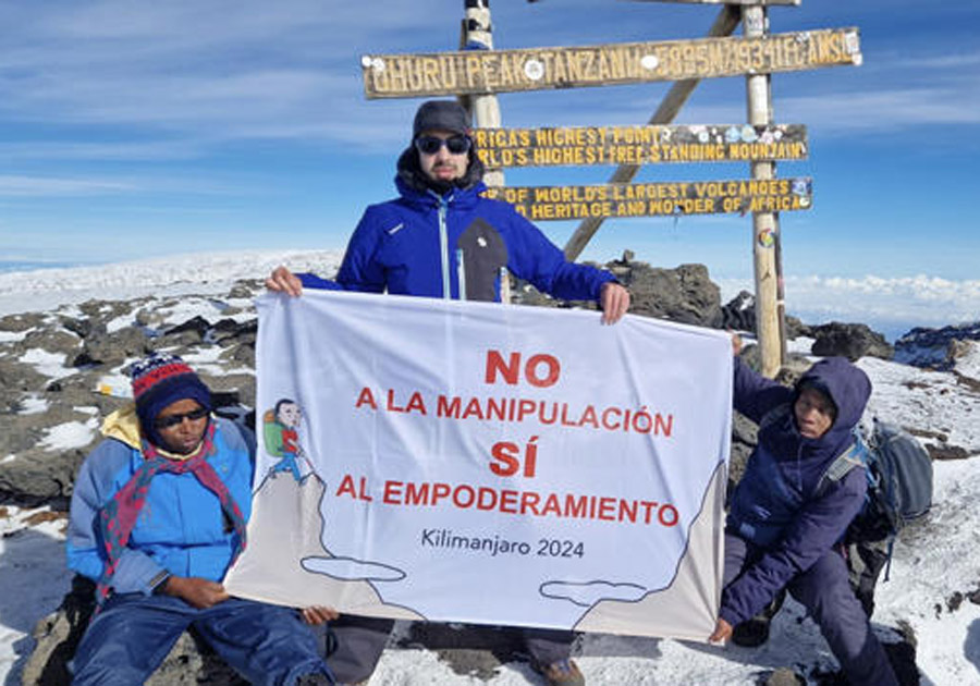 Joven sordociego en el Kilimanjaro