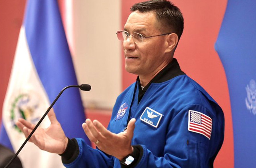 Astronauta de raíces salvadoreñas se enfocará en prepararse para regresar al espacio