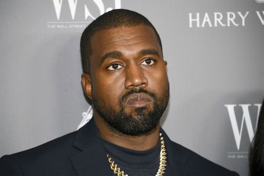 Kanye West afronta una demanda por discriminación racial y acoso de parte de un exempleado