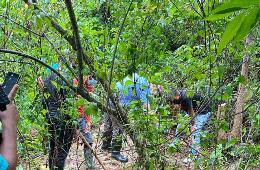 Hallan tres cuerpos enterrados en cementerio clandestino en La Ceiba