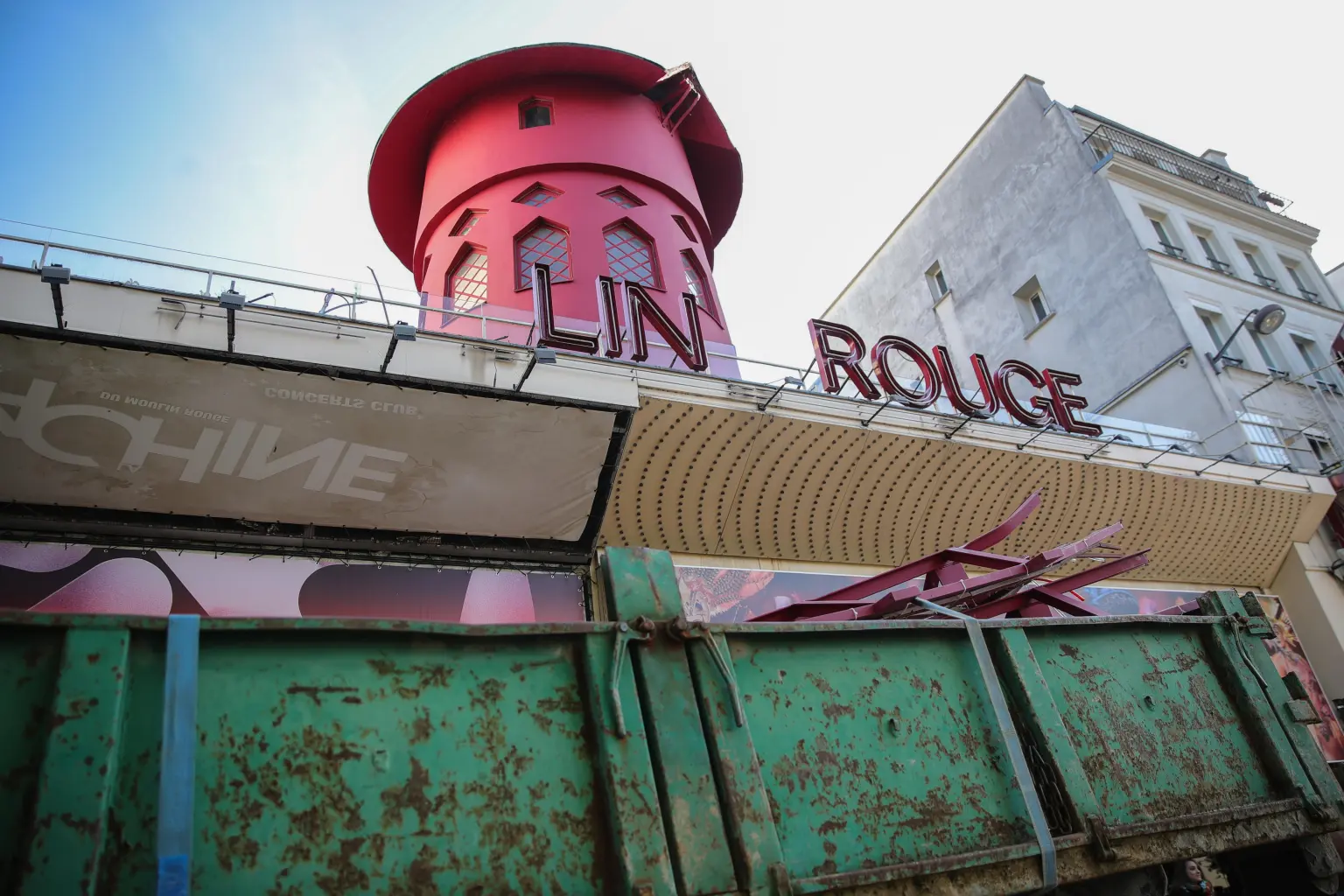 El Moulin Rouge, símbolo de París, amanece sin aspas por primera vez en 135 años
