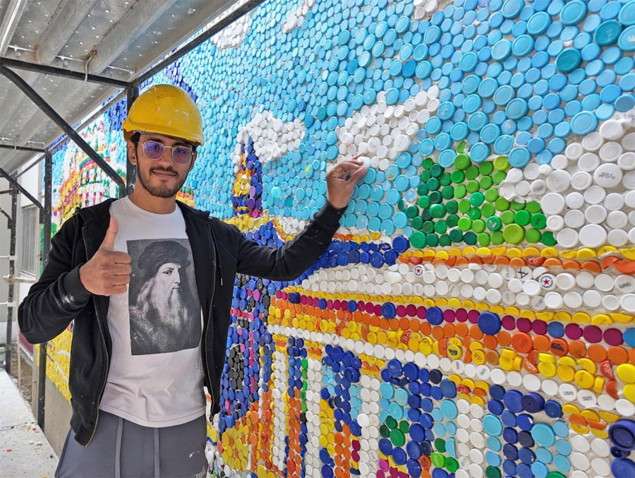 El artista venezolano Oscar Olivares compone en Italia un enorme ‘eco-mural’ con tapones