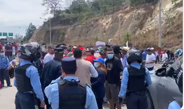 Contingente policial habilita un carril en la CA-5 ante toma de pacientes renales