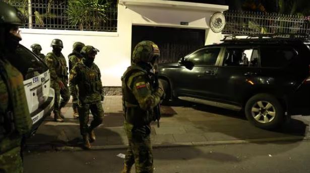 Policías irrumpen en la embajada de México en Quito, donde estaba el exvicepresidente Glas