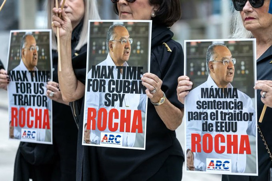 Sentencian a 15 años al exembajador de EEUU Víctor Rocha por caso de espionaje para Cuba