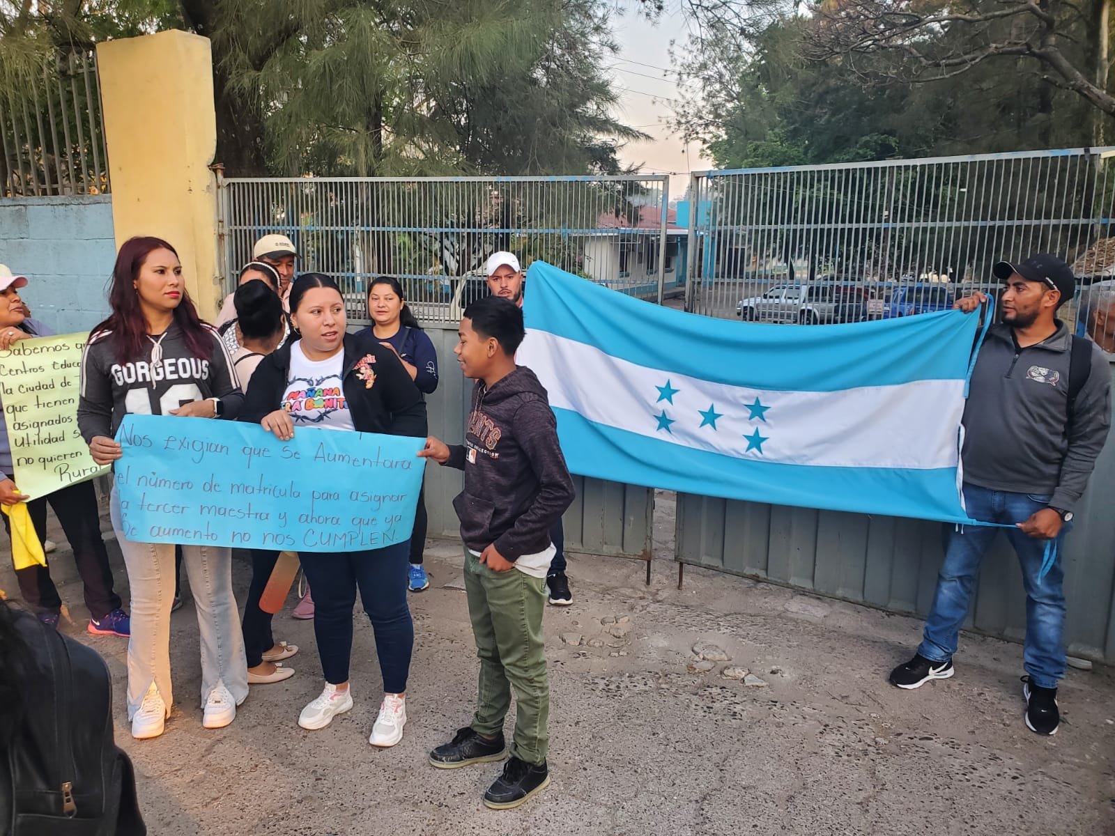 Padres de familia ocupan Dirección Departamental de Educación de FM, exigen maestros para escuela de El Hatillo