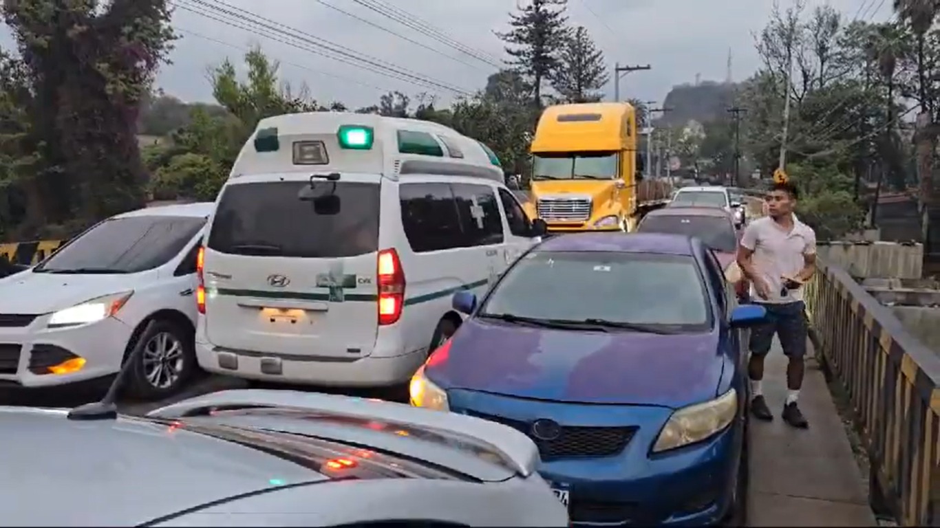 Empleados despedidos de cementera bloquean carretera al sur generando caos vehicular