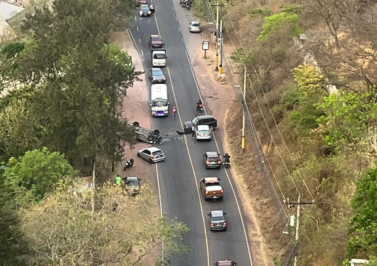 Accidente vial en salida de Tegucigalpa a Santa Lucía, provoca gran tráfico