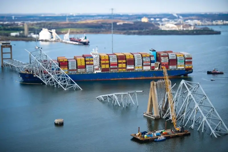 Continúan trabajos para quitar contenedores del barco Dali en Baltimore y limpiar el canal