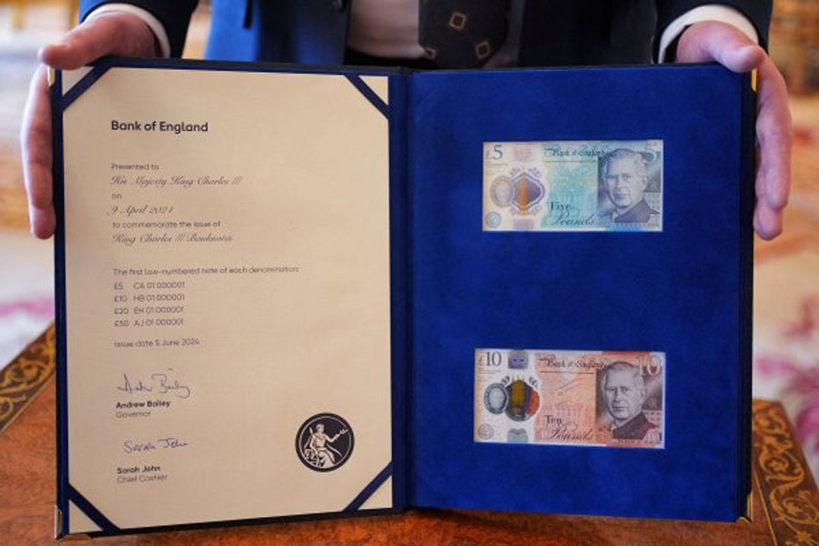 El Banco de Inglaterra presenta a Carlos III los primeros billetes con su imagen
