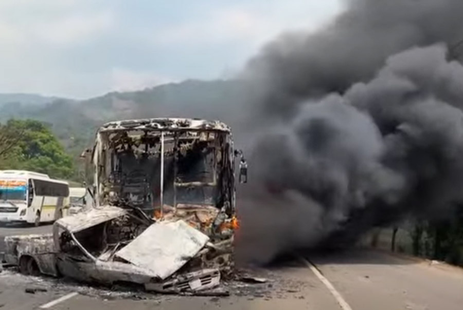 Una persona muerta y dos heridos tras incendiarse bus en choque con pickup, en la CA-5