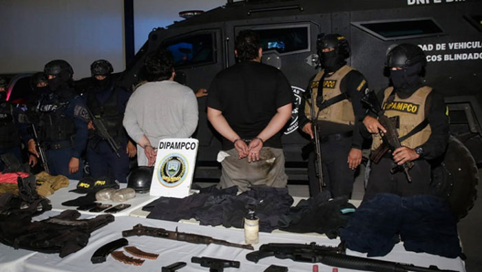 Con armas, droga y uniformes policiales capturan a miembros de la MS-13