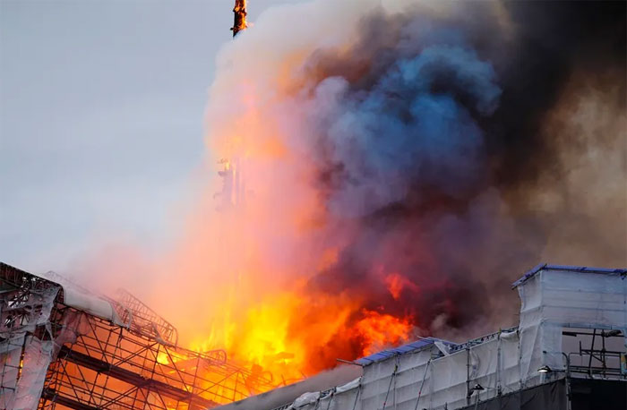 Incendio en antigua bolsa de Copenhague continúa fuera de control pero sin heridos