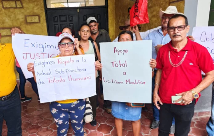 Colectivos de Libre mantienen toma de la Dirección Departamental de Educación de Copán