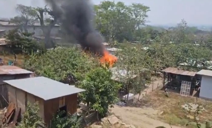 Pobladores queman viviendas en desalojo en colonia Enmanuel de San Pedro Sula