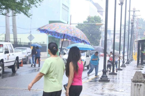 Transporte de humedad proveniente del Caribe, genera lluvias en algunas regiones