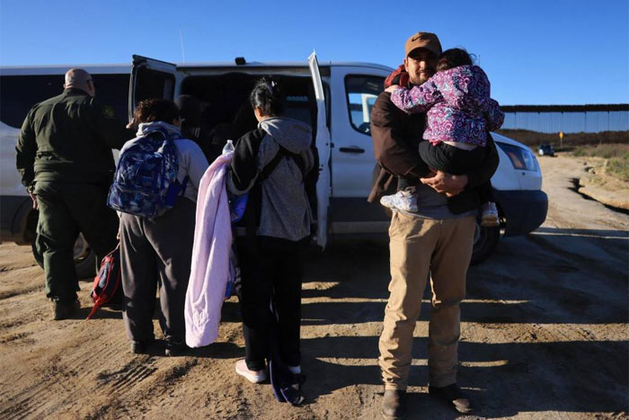 Una jueza de EEUU ordena dar albergue seguro para niños migrantes que cruzan la frontera