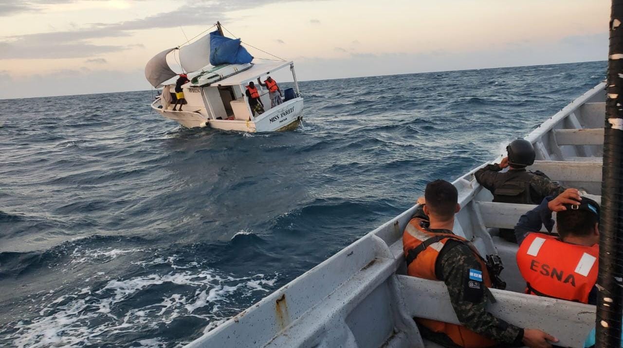 Fuerza Naval rescata embarcación con tres tripulantes que naufragaba al noroeste de Puerto Castilla