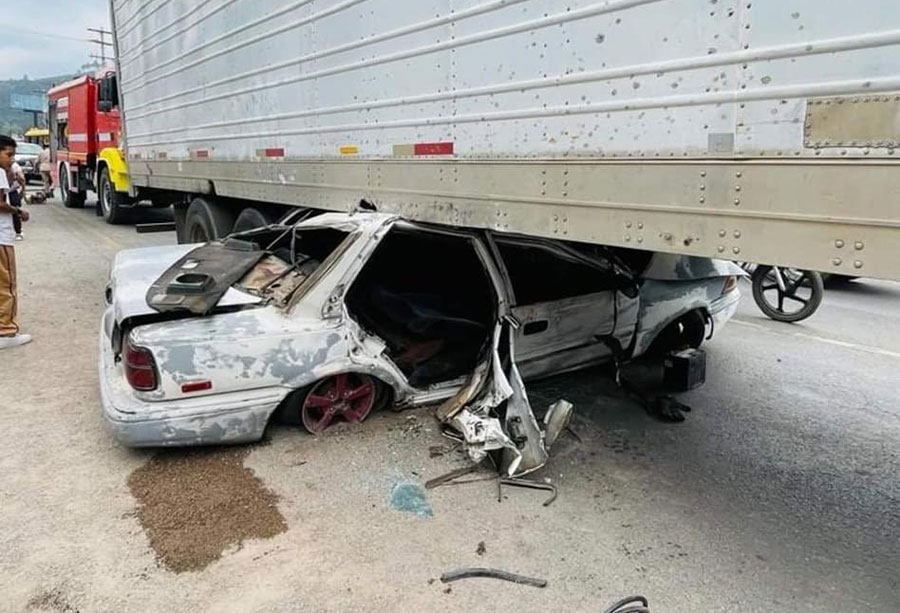 Taxista junto a dos menores se salvan de morir tras quedar bajo una rastra en salida a Danlí